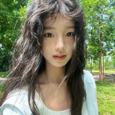 泳池里的女人